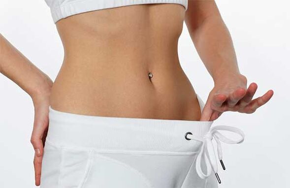 Chica flaca tiene barriga apretada